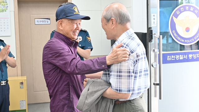 경찰의 도움으로 50년만에 만난 최 씨(왼쪽)와 신 씨가 반갑게 인사하고 있다. 김천경찰서 제공