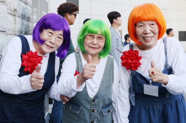 제7회 왜관읍민 노래자랑대회에서 인기상을 받은 최유금·김인재·이순자 할머니. 칠곡군 제공