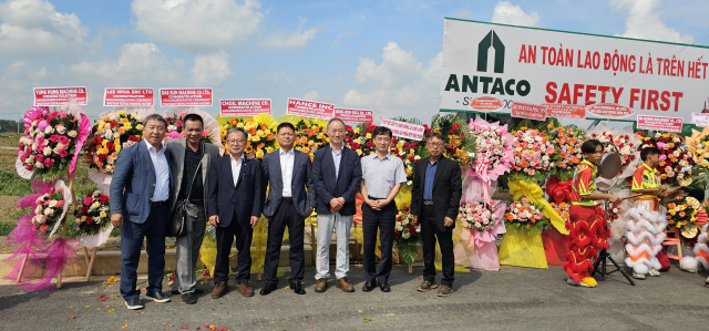 지난 25일 베트남 호치민에서 타이뚜안(THAI TUAN) 그룹 섬유생산 공장 2차 프로젝트에 참여한 한국섬유기계협회 회원사 관계자들이 기념촬영을 하고 있다. 한국섬유기계협회 제공