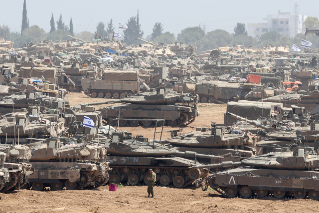 9일(현지시간) 이스라엘 남부 가자지구 분리장벽 인근에 이스라엘군 탱크와 장갑차들이 집결해 있다. 이날 이스라엘군은 하마스의 최후 보루로 여겨지는 가자지구 최남단 도시 라파에서 민간인 15만명이 대피했다고 밝혔다. 연합뉴스