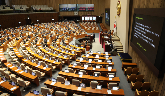 28일 오후 서울 여의도 국회에서 열린 본회의에서 민주유공자예우에관한법률(민주유공자법), 양곡관리법 개정안 등 7개 법안에 대한 표결을 앞두고 있다. 여당은 해당 법안들에 대해 표결에 불참했다. 연합뉴스