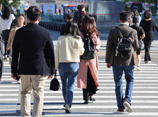 서울 아침 최저기온이 8도까지 떨어지며 쌀쌀한 날씨를 보인 지난 16일 오전 서울 종로구 광화문네거리에서 겉옷을 입은 시민들이 길을 건너고 있다. 연합뉴스