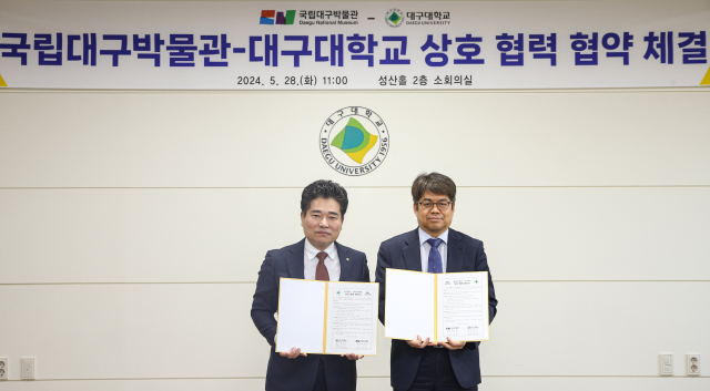 박순진(왼쪽) 대구대학교 총장과 김규동 국립대구박물관 관장이 업무협약서를 들어보이고 있다. 국립대구박물관 제공