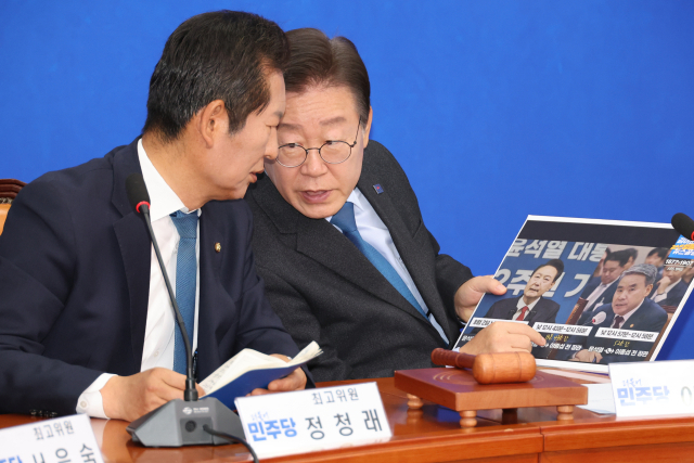 더불어민주당 이재명 대표(오른쪽), 정청래 최고위원(왼쪽). 연합뉴스