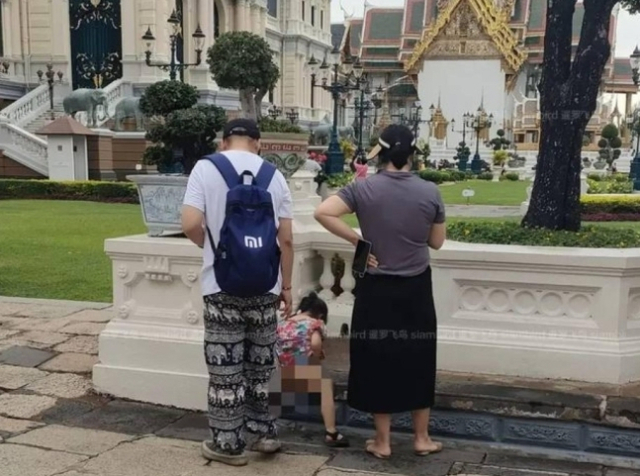 태국 유적지서 아이 소변 누인 중국인 추정 부모. 더우인 캡처