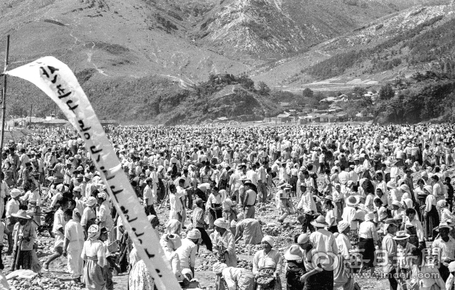 1962년 6월 13일 대구 신천 상류 근로구호공사에 2만2천여 명이 몰려 인산인해를 이루고 있다. 공사는 영세민 구호 일환으로 실시됐으며 노임은 돈 대신 쌀이 지급됐다. 가운데 보이는 낮은 산은 앞산에서 뻗어나온 용두산이다. 사진=매일아카이빙센터