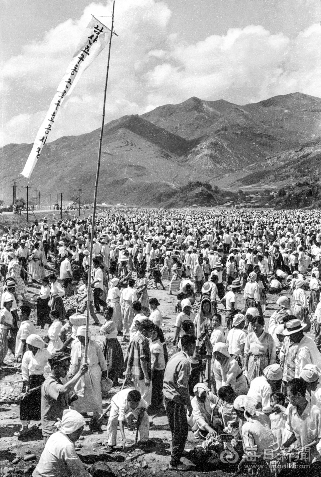 1962년 6월 13일 대구 신천 상류 근로구호공사에 2만2천여 명이 몰려 인산인해를 이루고 있다. 사진=매일아카이빙센터