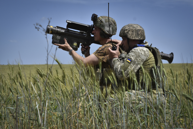 28일(현지시간) 우크라이나 자포리자 지역의 최전선에서 우크라이나 군인들이 미국산 스팅어 대공 미사일 발사기로 목표를 탐색하고 있다. AP 연합뉴스
