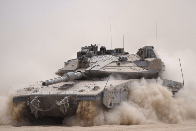 28일(현지시간) 이스라엘-가자지구 국경 지대에서 한 이스라엘군 탱크가 이동하고 있다. 이날 이스라엘은 라파 지역에서 지상전을 확대하면서 최소 5개 여단 군용 차량들이 라파 중심부에 접근했다. 연합뉴스