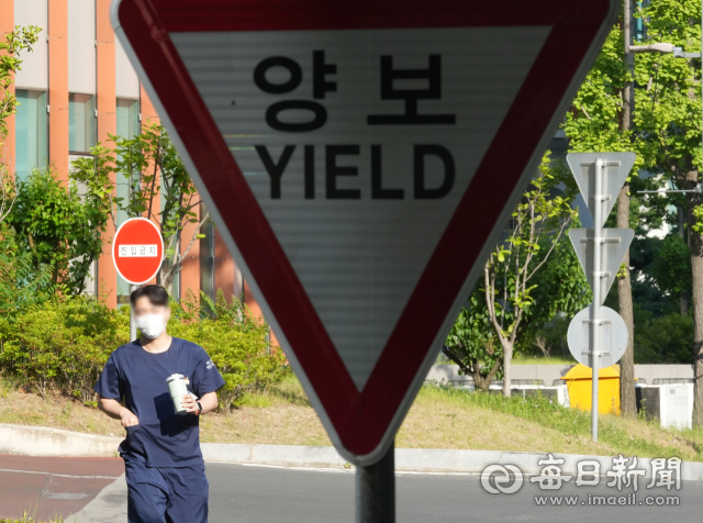 의대 증원에 반발해 전공의들이 병원을 떠난 지 100일째인 지난 5월 29일 대구 한 대학병원에서 의료 관계자가 이동하고 있다. 안성완 기자 asw0727@imaeil.com