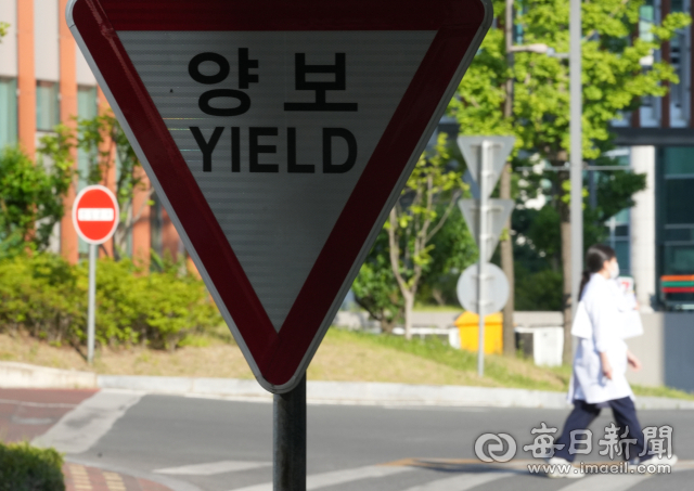 의대 증원에 반발해 전공의들이 병원을 떠난 지 100일째인 29일 대구 한 대학병원에서 의료 관계자들이 이동하고 있다. 안성완 기자 asw0727@imaeil.com