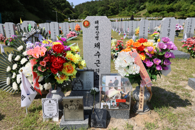 29일 오후 대전 유성구 국립대전현충원에 있는 채 상병의 묘비 앞에 해병대 전우들과 가족들이 남긴 꽃들이 가득하다. 연합뉴스