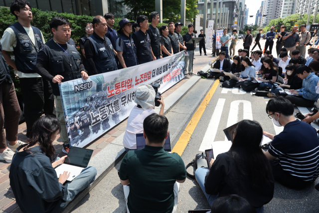 29일 오전 서울 서초구 삼성전자 서초사옥 앞에서 전국삼성전자노동조합 파업 선언 기자회견이 열리고 있다. 연합뉴스