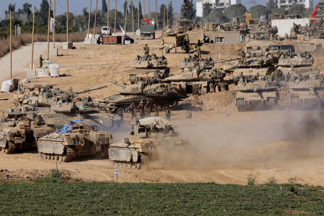 이스라엘군 탱크와 군용 차량들이 29일(현지시간) 가자지구 국경 인접 지역에 집결해 있다. 이스라엘은 국제사회의 만류에도 가자지구 최남단 도시 라파에 대한 공세를 멈추지 않고 있다. 연합뉴스