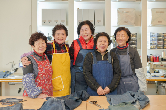 아뜰리에 할리케이에서 근무 중인 대구 시니어클럽.