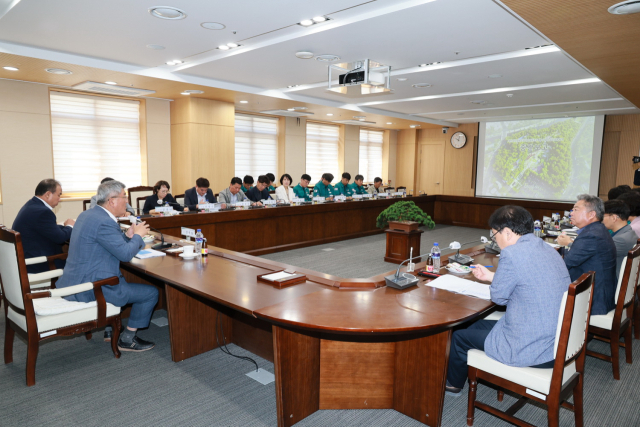 김학동 군수를 비롯한 관계자들이 29일 군청 회의실에서 남산공원 조성사업 중간 보고회를 열고 있다. 예천군 제공