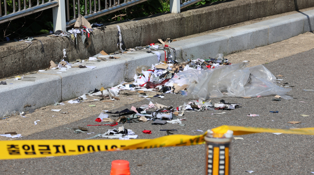 2일 오전 인천 중구 전동 인천기상대 앞에 북한의 대남 오물 풍선 잔해가 흩어져 있다. 연합뉴스