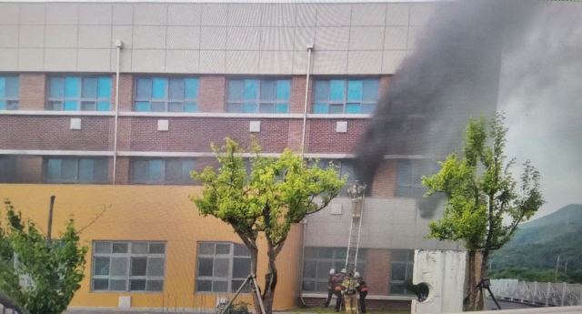 지난 1일 경주시 현곡면 초등학교 화재 현장. 경북소방본부 제공