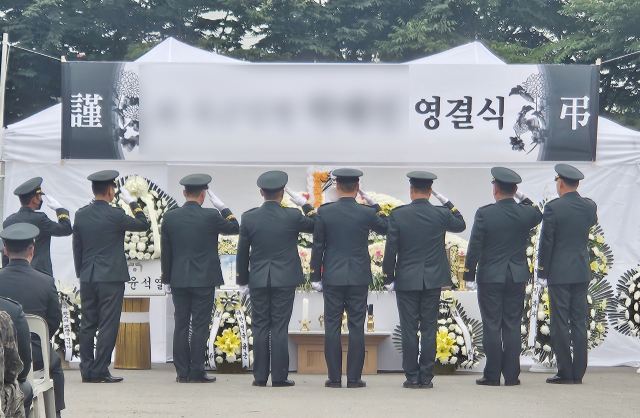 21일 오전 세종에 위치한 육군 제32보병사단 정문으로 응급차량이 들어가고 있다. 이날 육군 제32보병사단 신병교육대에서 훈련 도중 수류탄이 터져 훈련병 1명이 숨지고, 부사관 1명이 중상을 입었다. 연합뉴스