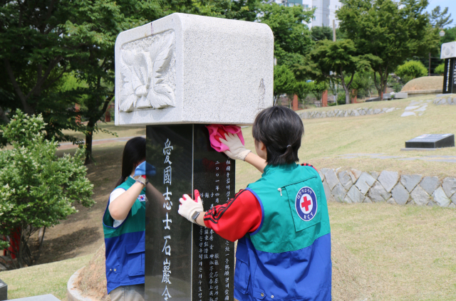 활동에는 대구 시내 중·고등학교 지도교사 7명과 청소년 RCY단원 28명이 참여했으며, 조국 수호를 위해 희생한 호국 영령에 참배하고, 비석 닦기, 묘역 정화 활동 등을 펼쳤다. 또한 공원 주변 환경정화도 실시해, 애국선열을 추모하는 시민들에게 쾌적한 환경을 제공했다.