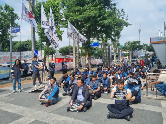 민주노총 서비스연맹 전국택배노동조합 대구경북지부가 3일 경북지방우정청 앞에서 