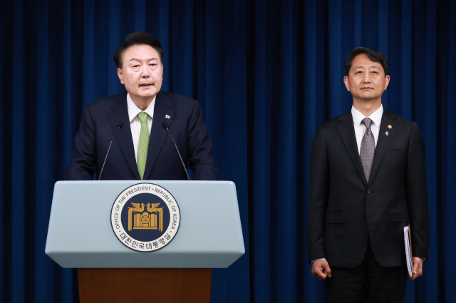 윤석열 대통령이 3일 오전 서울 용산 대통령실 청사 브리핑실에서 열린 국정브리핑에 참석해 동해 석유·가스 매장과 관련해 설명하고 있다. 윤 대통령 오른쪽은 국정브리핑에 배석한 안덕근 산업통상자원부 장관. 연합뉴스