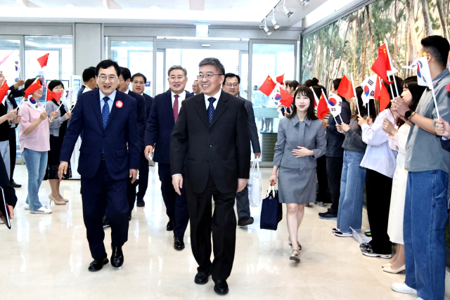 3일 오후 주하오둥(앞줄 중앙) 중국 츠저우시 당서기 일행이 주낙영 경주시장과 함께 경주시청 로비에 들어서고 있다. 경주시 제공