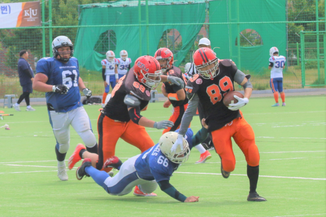 경북대 러닝백 라환철(89번)이 2일 경일대 구장에서 열린 대구경북 춘계 대학 미식축구 선수권 대회 1부리그 최종일 경기에 출전, 대구가톨릭대의 수비를 뿌리치며 질주하고 있다. 대구경북 미식축구협회 제공