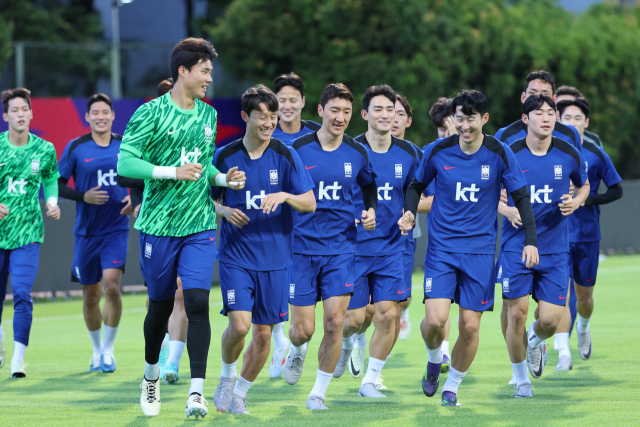 2026 북중미 월드컵 아시아 2차 예선 조별리그 C조 5차전 싱가포르전을 앞둔 한국 축구 국가대표팀이 3일(현지시간) 오후 싱가포르 비샨 스타디움에서 훈련하고 있다. 한국은 오는 6일 오후 9시 싱가포르 내셔널 스타디움에서 싱가포르를 상대한다. 연합뉴스