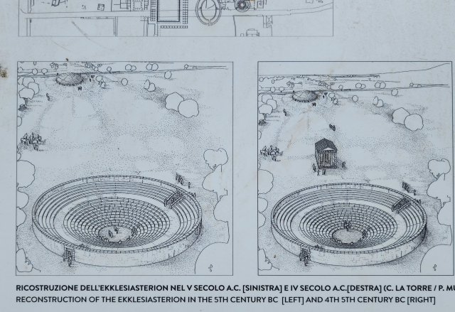파에스툼 에클레시아스테리온의 B.C5세기, B.C4세기 모습. 유적 현장 안내판.