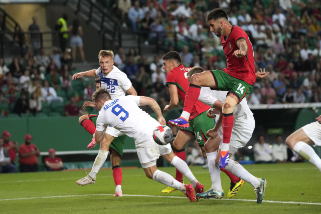 포르투갈의 곤살루 이나시우(14번)가 5일 포르투갈 리스본의 조제 알발라드 경기장에서 열린 핀란드와의 평가전에 출전해 슛을 시도하고 있다. 연합뉴스