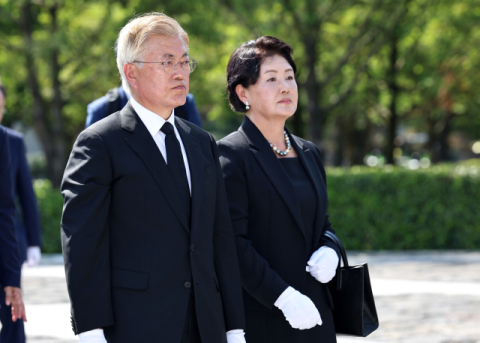 檢, 文 전 사위 '특혜 채용' 수사 속도…'뇌물수수 혐의' 文 '경제공동체' 입증 관건 