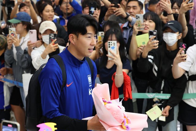 축구 대표팀 손흥민이 7일 오전 인천국제공항 제2여객터미널 입국장으로 들어서고 있다. 연합뉴스