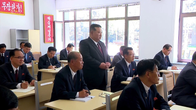 김정은 북한 국무위원장이 조선노동당 중앙간부학교 창립 78주년을 맞아 지난 1일 열린 개교식에 참석해 기념사를 하고 첫 강의도 참관했다고 조선중앙TV가 2일 보도했다. 연합뉴스