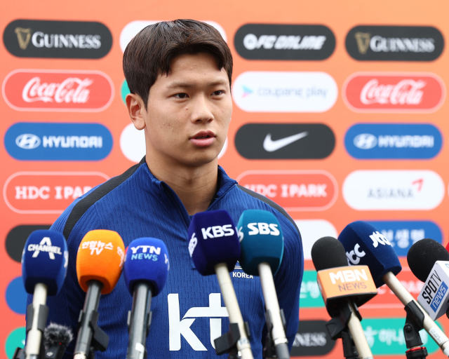 한국 축구 국가대표팀 황재원이 8일 오후 경기 고양종합운동장에서 열린 오픈 트레이닝에 앞서 취재진 질문에 답하고 있다. 연합뉴스