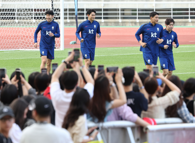 한국 축구 국가대표팀 선수들이 8일 오후 경기 고양종합운동장에서 열린 오픈 트레이닝에서 훈련을 하고 있다. 연합뉴스