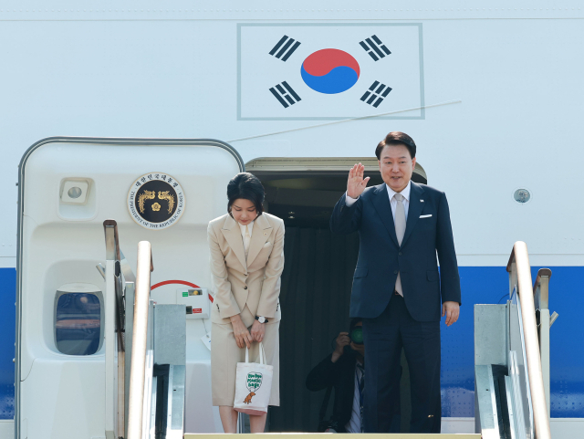 윤석열 대통령과 부인 김건희 여사가 10일 경기 성남 서울공항에서 투르크메니스탄, 우즈베키스탄, 카자흐스탄 등 중앙아시아 3개국 방문차 출국하며 전용기인 공군 1호기에 올라 인사하고 있다. 연합뉴스