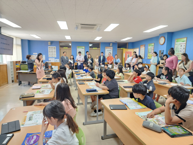미국 글로벌 교육 방문단 관계자들이 지난 5일 경북 경산에 있는 삼성현초등학교를 방문해 경북의 교육 방식에 대해 참관 수업을 진행하고 있다. 경북교육청 제공