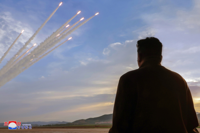 북한 조선중앙통신은 김정은 국무위원장 지도하에 지난 30일 초대형 방사포를 동원한 