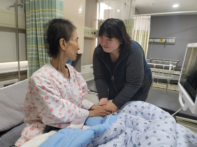 지난 7일 경북 포항의 한 병원에서 김가림(34) 씨가 췌장암 말기 판정을 받은 어머니를 보며 눈물을 흘리고 있다. 박성현 기자