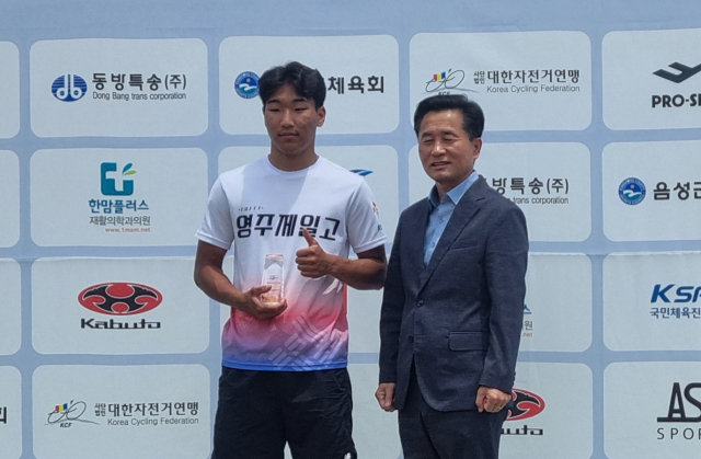 대회 최우수 선수로 선발된 박준선 선수(왼쪽)가 기념 사진을 촬영했다. 제일고 제공