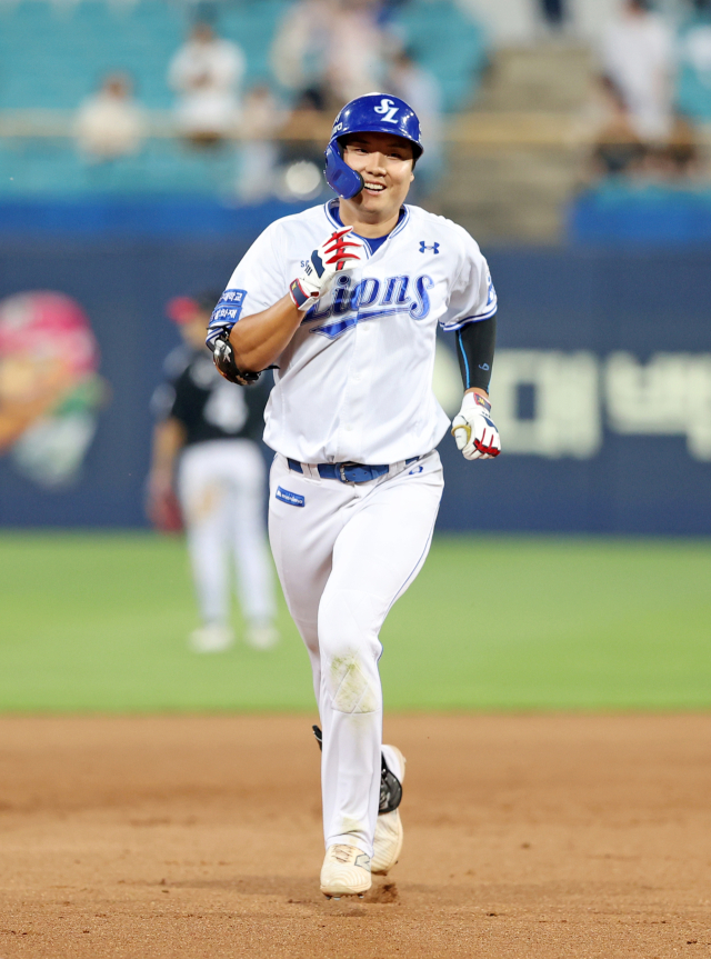 삼성 라이온즈의 김동진이 11일 대구에서 열린 LG 트윈스와의 경기 8회말 상대의 추격을 뿌리치는 데뷔 첫 홈런을 날린 뒤 그라운드를 돌고 있다. 삼성 제공