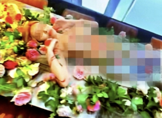 11일 대만 자유시보, 중시신문망, 왓츠더잼 등 외신에 따르면 대만 소셜미디어(SNS)에 여성의 알몸 위에 초밥 등 음식을 올려놓은 누드스시 사진이 확산하고 있는 중이다. 자유시보 캡처