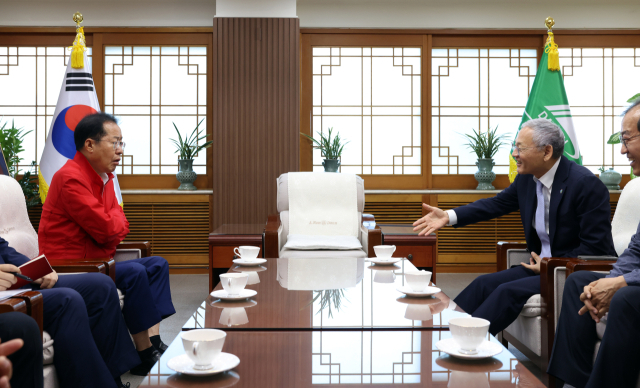 유인촌 문화체육관광부 장관이 12일 대구 북구 대구시청 산격청사를 방문해 홍준표 대구시장과 면담하고 있다. 연합뉴스