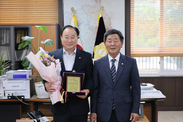 하종혜 의원(사진 왼쪽)이 경남의정봉사상 수상 후 김재한 의장과 기념 촬영을 한 모습. 창녕군의회 제공