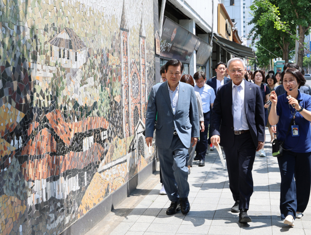 유인촌 문화체육관광부 장관이 12일 대구 중구 계산성당과 근대골목 일대를 둘러보고 있다. 중구청 제공