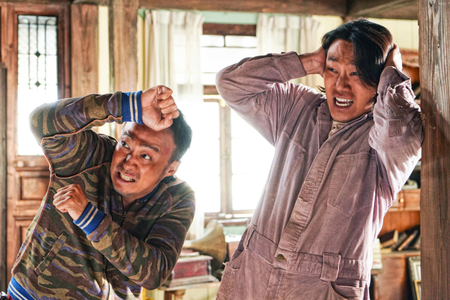 영화 '핸섬가이즈'…배우들의 몸 던지는 연기가 빚어내는 웃음