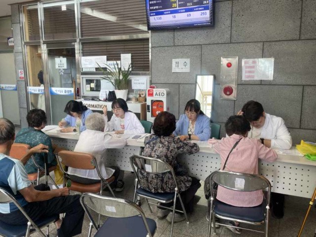 의성군은 지난 12일 금성면문화센터에서 한국실명예방재단과 함께 어르신 120명을 대상으로 무료 안 검진 서비스를 제공했다. 의성군 제공.