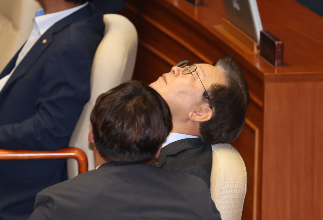 더불어민주당 이재명 대표가 지난 10일 국회에서 열린 본회의에서 피곤한 듯 눈을 감고 있다. 연합뉴스