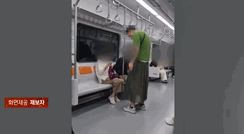 지하철에 나타난 거구의 '여장 남자'…중년 여성 골라 돈 뜯었다